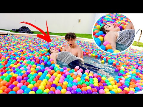 تحدي الكرات في المسبح غرقت😢