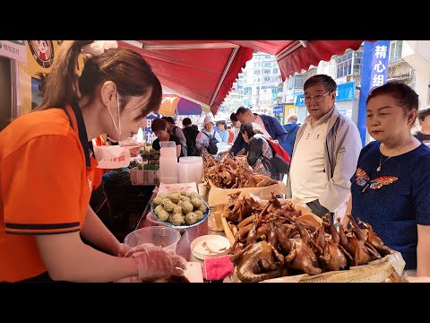中国贵阳黔灵山下古老的早市美食，10口大锅同时爆炒辣子鸡壮观，贵州特色滚米团，爆浆的豆腐圆子，有一种米饭叫做社饭，贵阳特色热糍粑，不一样的老素粉，这里全是贵州特色街头美食，一定不要错过