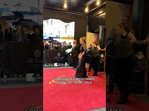 Our favorite duo. 🫶 #SadieSink #MayaHawke #MetGala