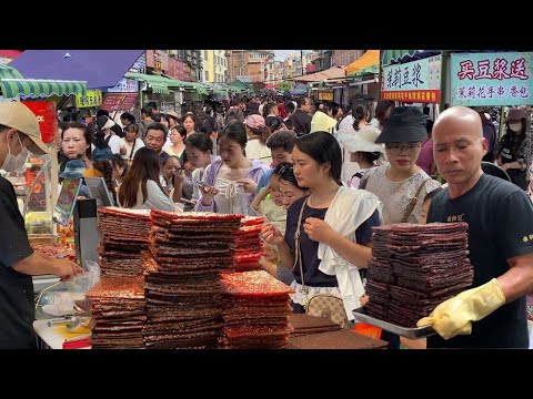 中国柳州百年早市赶集，超人气市集：青云市场，一站式感受螺蛳粉之城的市井烟火气，人声鼎沸场面火爆，各种美食特产，每样都令人垂涎三尺，猪肉脯、假娄饼、螺蛳粉、鸭脚煲豆腐酿，鲜榨玉米汁，脆皮烧肉，网红虾饺。