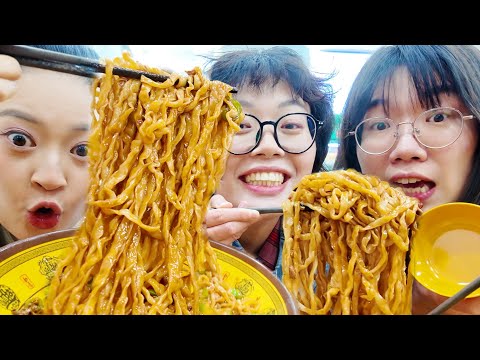 上海夜晚的碳水快乐!15元爆辣鸡杂面,草莓10元三斤!【盗月社】