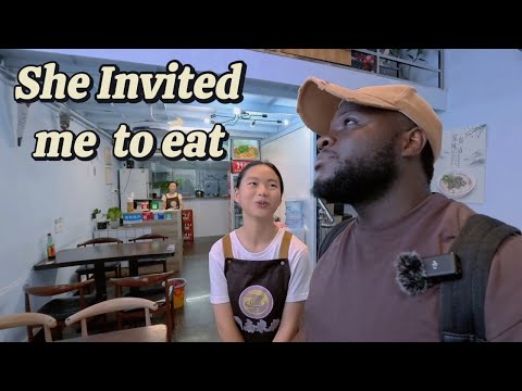 A Black man in China gets invited by a Chinese little girl to eat at her family’s restaurant