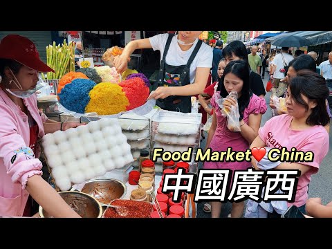 Southern China's BEST Street Food中國南方民間熱門市場，探尋廣西美食小吃，頭發絲細的龍須糖，發黴的豆腐是美味，七彩米飯食欲大增，臭臭的螺獅粉，假蔞卷，豬血腸，難以抗拒