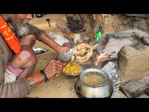 सिद्ध संत ठाकुर जी को पेड़ में बांधकर बनाए आलू पपीते का साग जौ चना के टिक्कड़ की सात्विक प्रसादी