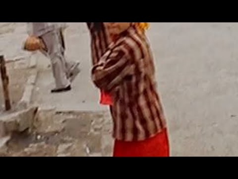 尘封23年南疆珍贵视频 2002年我们带着满身尘土和疲惫从平均海拔4500米西藏阿里穿越新藏线来到南疆，用古董摄像机记录了我们这一路风光和人文。#2002年 #新藏线219 #喀什 #英吉沙小刀...