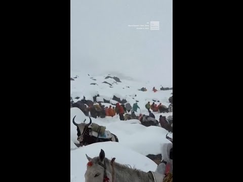 Hundreds Of Mount Everest Hikers Trapped By Fierce Snowstorm