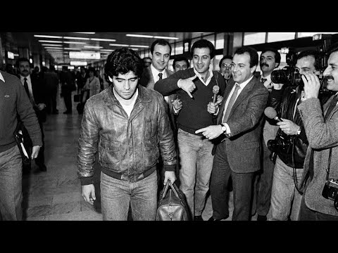 Maradona llegó a Napoli bajo burlas de la prensa.Tres años después, fueron campeones.