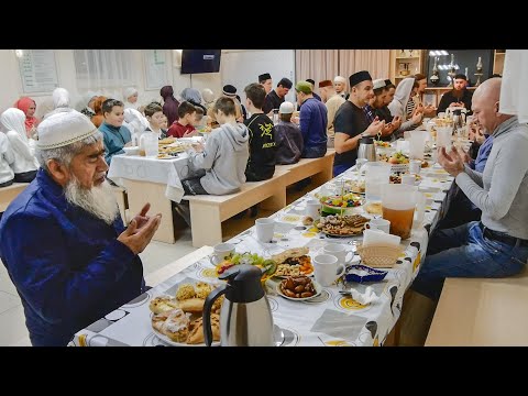 How Iftar is celebrated in a mosque in Russia during Ramadan. Islam in Tatarstan