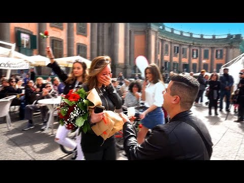 Flash Mob - NAPOLI (MAURO+NUNZIA) #puortemeluntano #mariorea