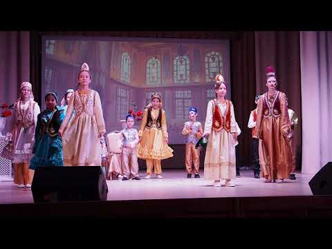 Поют и танцуют дети из ансамбля татарской песни "Раушан"