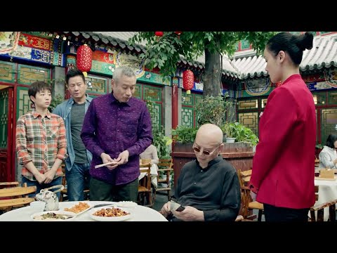 客人嫌宮保雞丁味道不對，旁桌大爺立刻親自下廚去做，輕鬆拯救這家飯館！