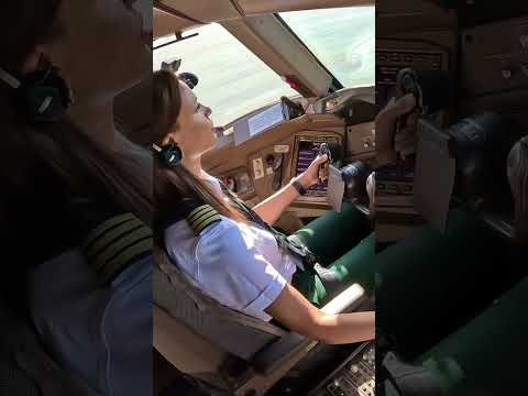 👩🏻‍✈️ Dubai Landing🇦🇪 #aviation #pilot #dubai