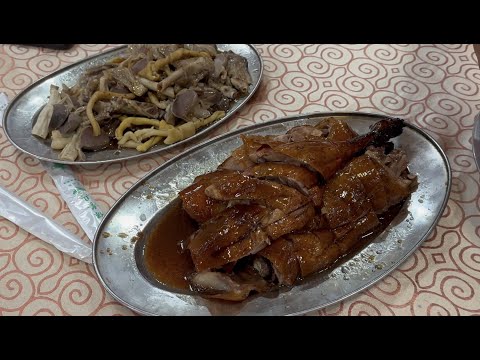 江門市新會古井燒鵝，荔枝木燒開平馬岡鵝，味道特香皮酥软肉鲜美，半邊鵝價钱50元便靓正超值。到“狂飆”電視劇拍攝取景地之一的江門市騎樓老街趁熱鬧的街景實況拍攝。