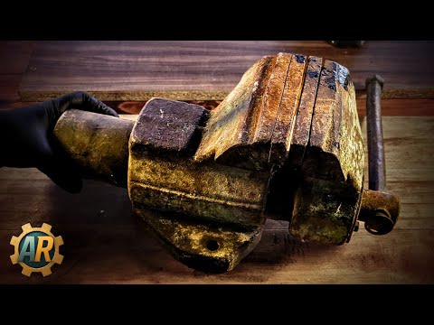 I Restored My Neighbor's Rusty Old Russian Vise!