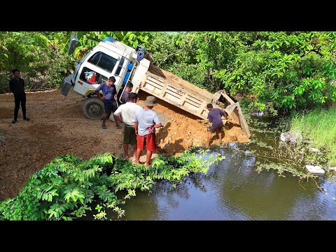 O.M.G Watchful Incredible Landfill! Dump Truck BACK UPLOADING OVERTURNED Technique Recuse by Dozer