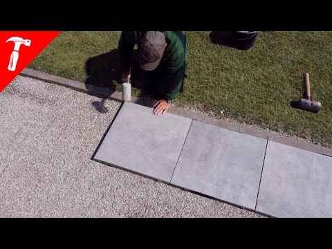 Gartenbauer packt aus - So verlegt man eine Terrasse aus Keramik in Splitt!