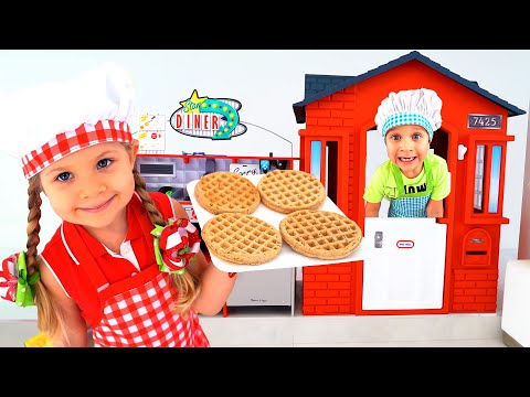 Diana Pretend playing in Restaurant with Kitchen Toys