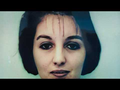 Le facteur découvre son corps sur le bas côté de la route