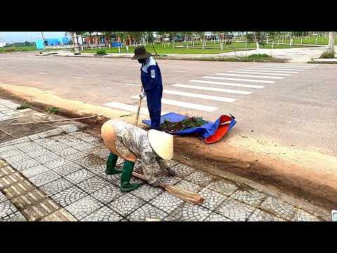 Cleaning 400m of Park Sidewalk – From Weeds & Trash to a Clean Path!