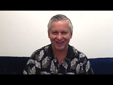 За заботой матери скрыта несепарированность от уже взрослого сына. Психолог Азаров