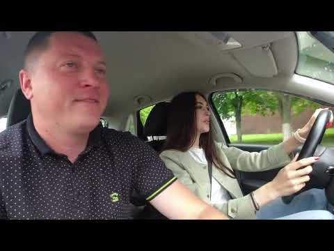 Первый выезд в город на механике . Учимся с Надей повышать и понижать передачи.