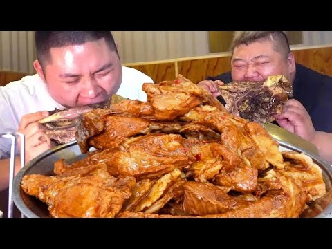 Monkey Brother made a quilt for pork ribs, and he tore it and ate it!