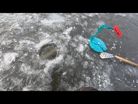 Niva died on the highway. First ice 25-26. We're catching big pike on tip-ups. #fishing #72 #tip-...