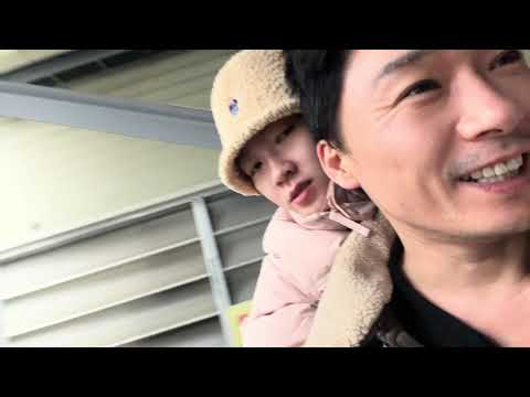 남편이 아내를 업고 전 세계를 돌아다녀요. ^^