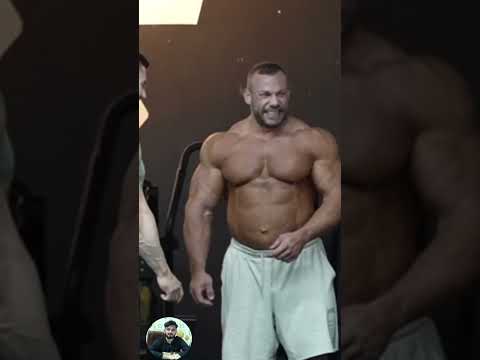 ANATOLY Scared Bodybuilders in GYM #anatolypranks #prank #anatoly