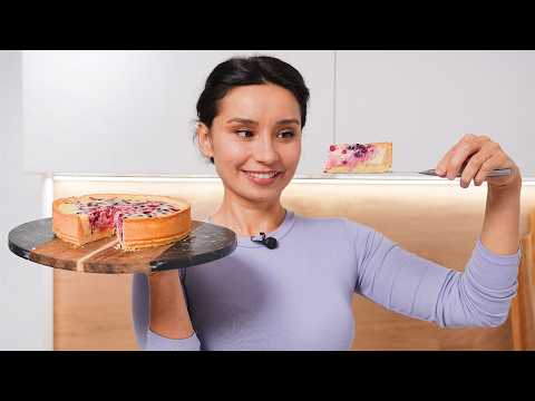 UNREALLY delicious pie with berries and sour cream