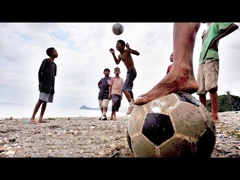 اطفال موهوبين لكن مش معاهم حق احذية كرة القدم بيساعدهم شاب وبيتحولو لاقوي فريق وبيفوزوا بالبطوله