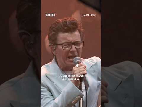 @RickAstleyYT x @BlossomsBand = JOY 🙌 #TheSmiths #ThisCharmingMan #Blossoms #RickAstley