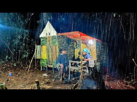 Camping hujan deras membuat shelter dari bambu dan mencari ikan dimalam hari makan enak 
