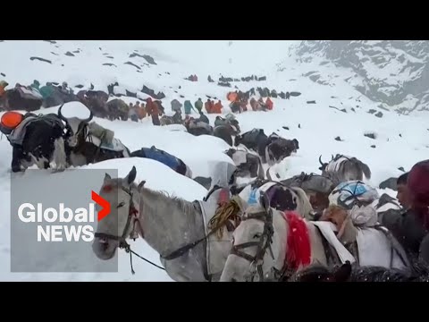Blizzard strands 200 tourists on Mount Everest