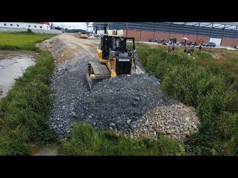 Nicely Processing Landfill into Flood Land Use Skilled Shantui DH17C3 Dozer with 25T Dump Truck