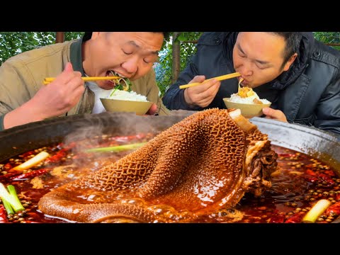 3斤牛筋2斤牛肚，二弟做“牛三鮮火鍋”，香辣入味暖身又暖胃【鐵鍋視頻】