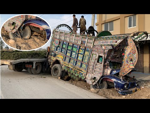Top 4 pakistani Truck road accident video ||  Repairing Process Of Pakistani Trucks Accident