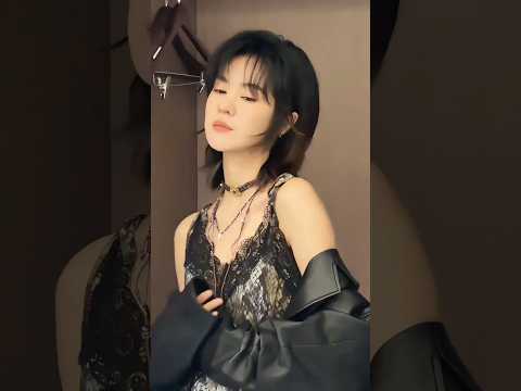 是谁家的小猫咪躲在衣柜里