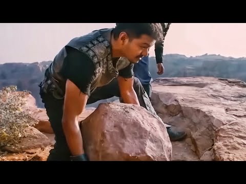 विजय ने अपनी ताकत से इस बड़े से पत्थर को उठा लिया |  Puli Movie Best Scene