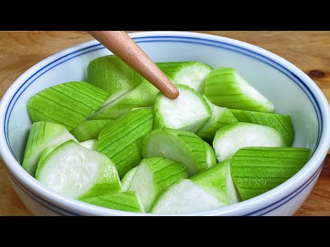 今天才知道炒絲瓜不能先放油，教你一個小技巧，絲瓜不出水不發黑