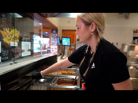 A cult favorite in the Ruhr area since 1952!! German Currywurst | Traditional Snack Bar