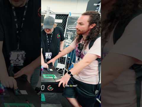 Pong but if you lose you get electrocuted… asked a friend to play too @BringusStudios