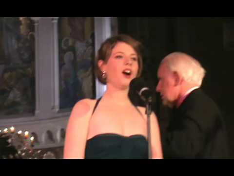 Jessie Buckley - Silent Night (In Irish!)