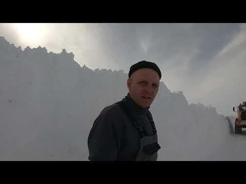 Трактор кировец. Пришла весна. С трудом  пробиваюсь к скважинам.