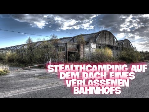 Stealth camping auf dem Dach eines verlassenen Bahnhofs