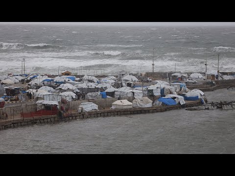 العاصفة تفاقم معاناة النازحين غرب غزة.. خيام متضررة ومناشدات لحلول عاجلة