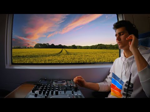 dreamy melodic Techno mix - out of the train.