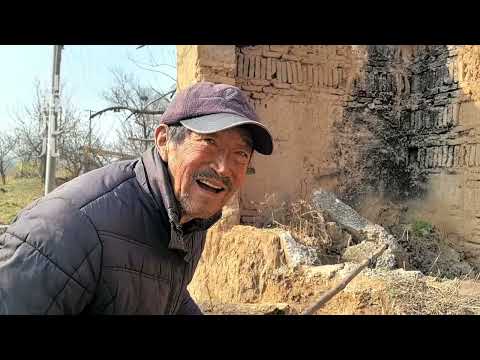 山西黎城废弃无人村，竟住着81岁守村老人，养了8只狗相依为命！