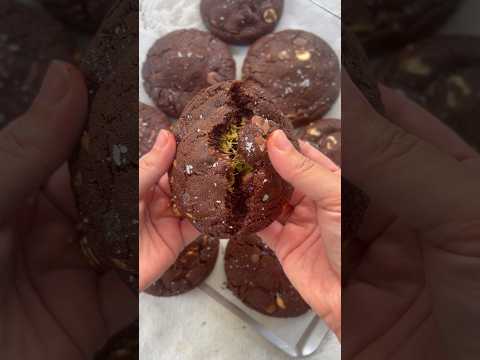 Dubai chocolate bar but make it a cookie….these are just too good! Recipe on my site 🫶🏼 #asmr