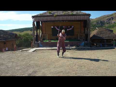 Русская пляска с шашками, дубиной, бревном и цепью. Крым, Кинопарк "Викинг". Июль 2017 г.